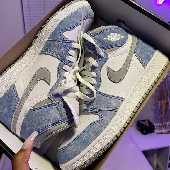 Jordan 1 Retro High OG GS - Picture 2 of 3